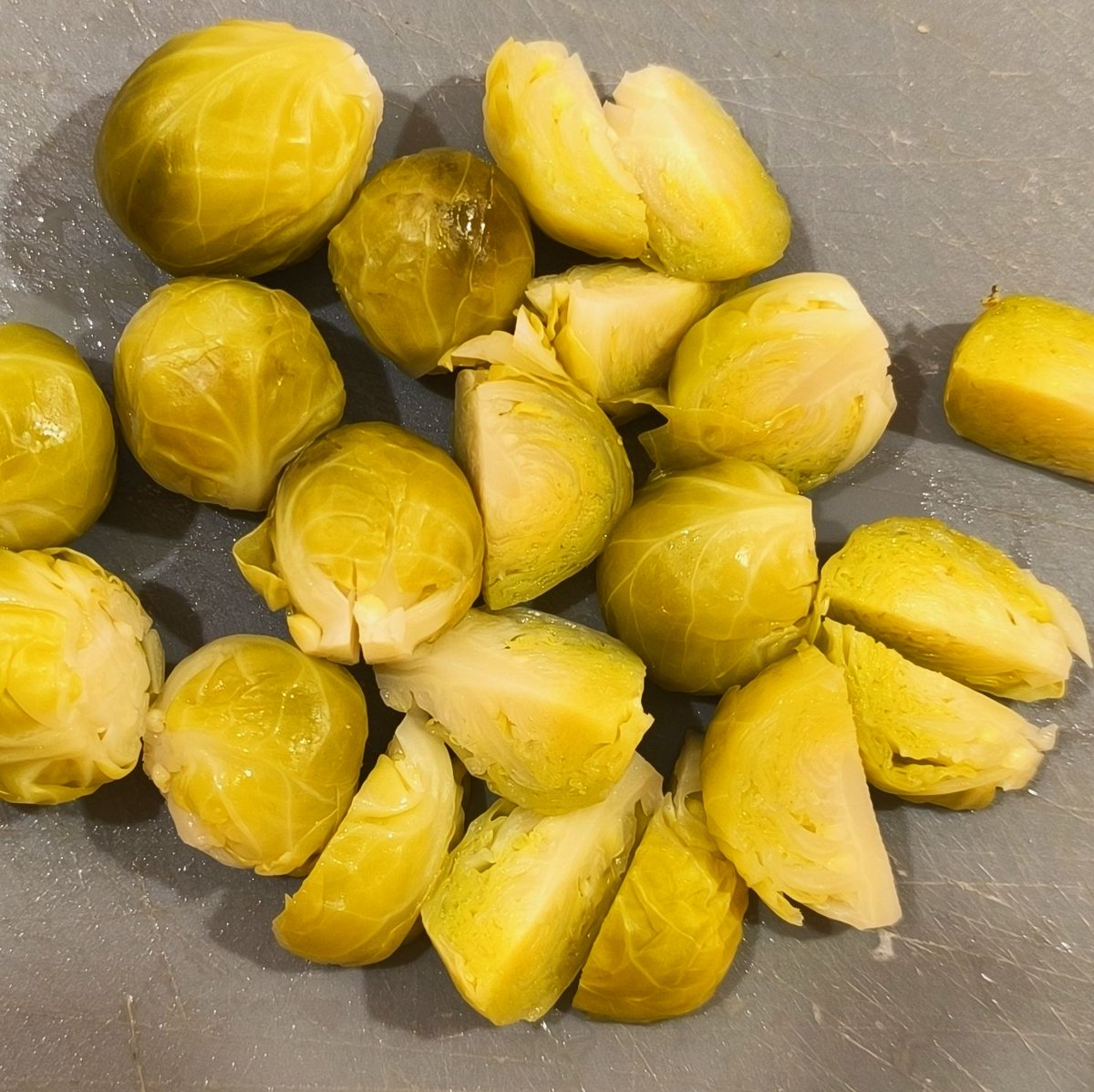 MikeKocht's tweet image. #Eintopf zum #Löffeln wieder einmal mit #Kohl (Gemüse)
Allerdings nicht "rabi" sondern "sprosssen"!
Für D: Rosenkohl statt Kohlrüben ;-)
#Räuchertofu fürs "rauchige" Aroma

mikekocht.at/2026/02/05/ein…