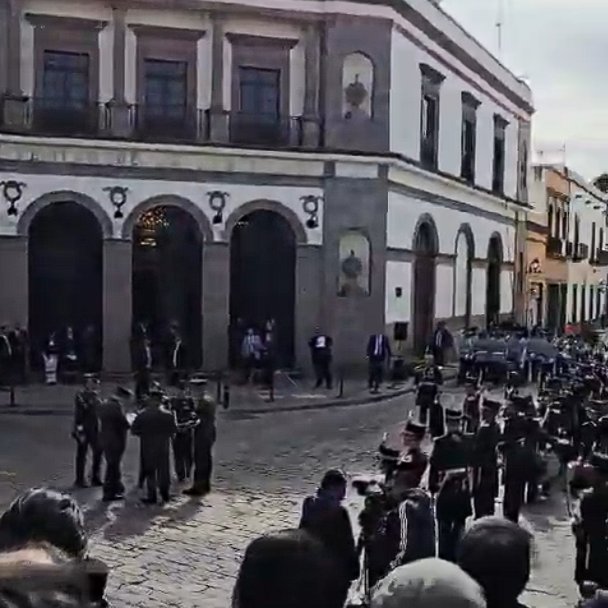 GildoGarzaMx's tweet photo. #México | Así permanecen las calles aledañas al Teatro de la República, donde en unos minutos @Claudiashein encabezará la ceremonia por el 109 aniversario de la Constitución de 1917 en #Querétaro
No se ve a ninguna autoridad estatal “prohibiendo accesos”: el control del perímetro y los cierres están a cargo del Estado Mayor y la logística federal.
