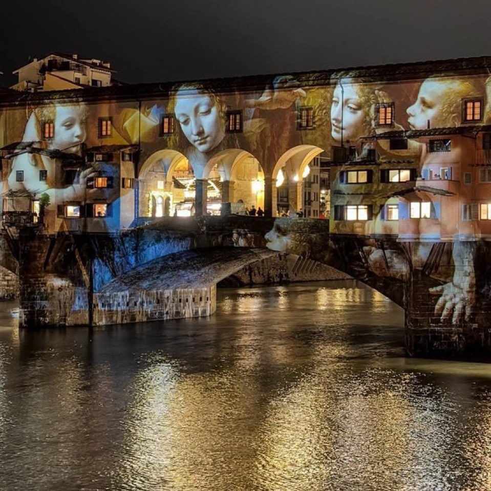 Ein Gemälde von Leonardo da Vinci projiziert auf die Ponte Vecchio Brücke. 

(Florenz, 2019)