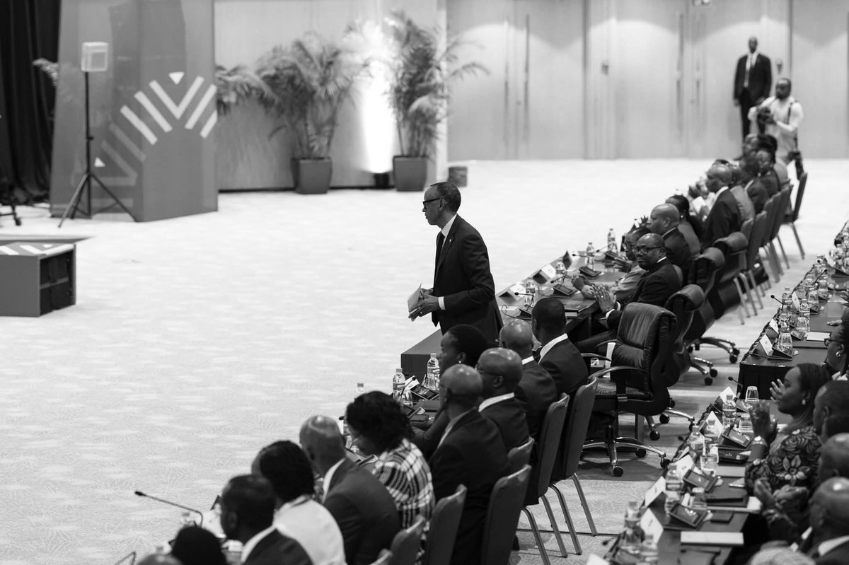 “Ubuyobozi bwiza bushingiye ku guhindura ibitekerezo bigirira abaturage akamaro."💚✊🏻🇷🇼

"Paul Kagame tuzaguhorana✊🏻✊🏻✊🏻