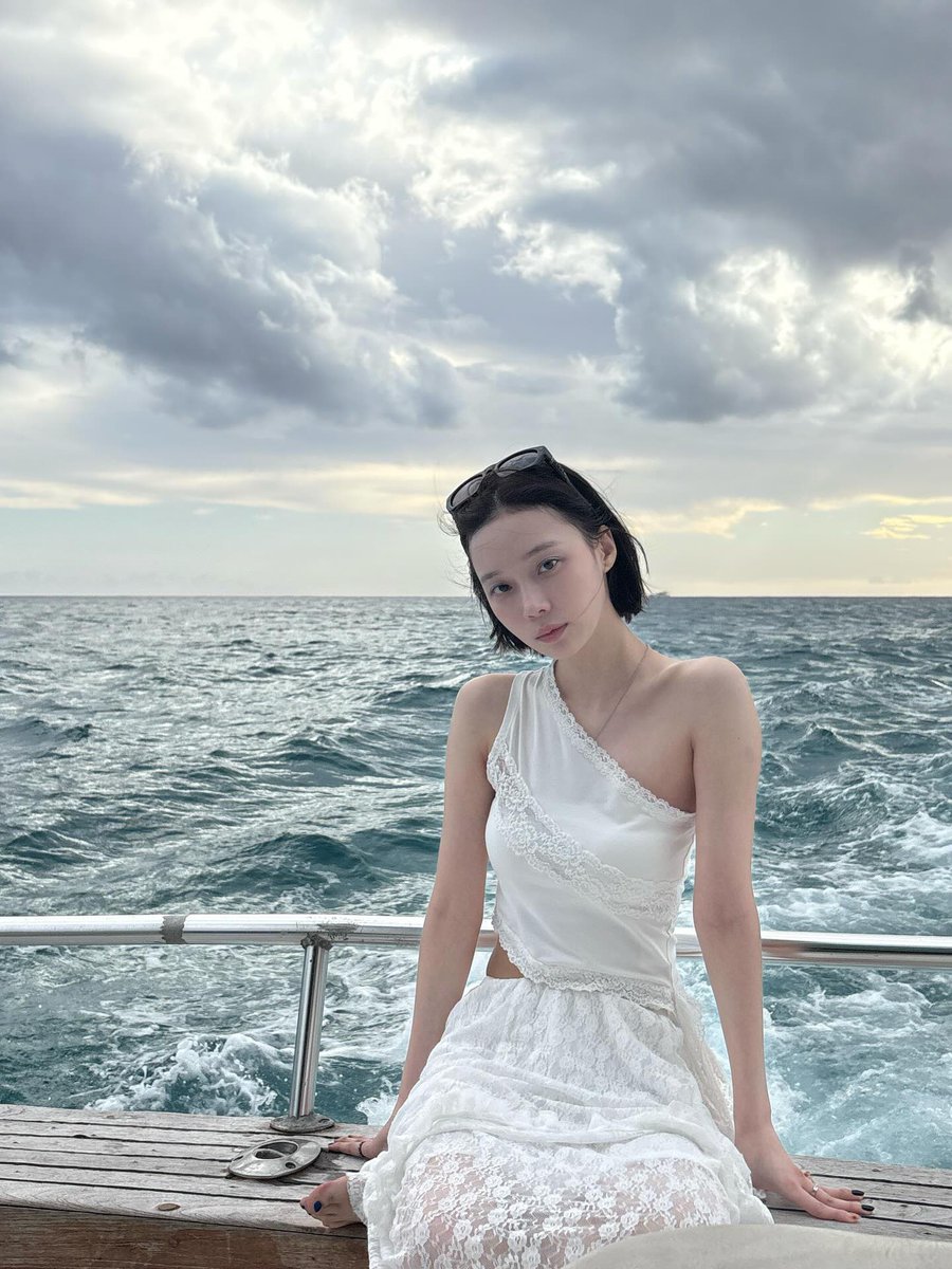 mjkmwntr's tweet photo. 260206 Winter’s IG post! 

“🌫️🎧”

🎧 Frank Ocean - Pink + White https://t.co/qDEjhBixtA