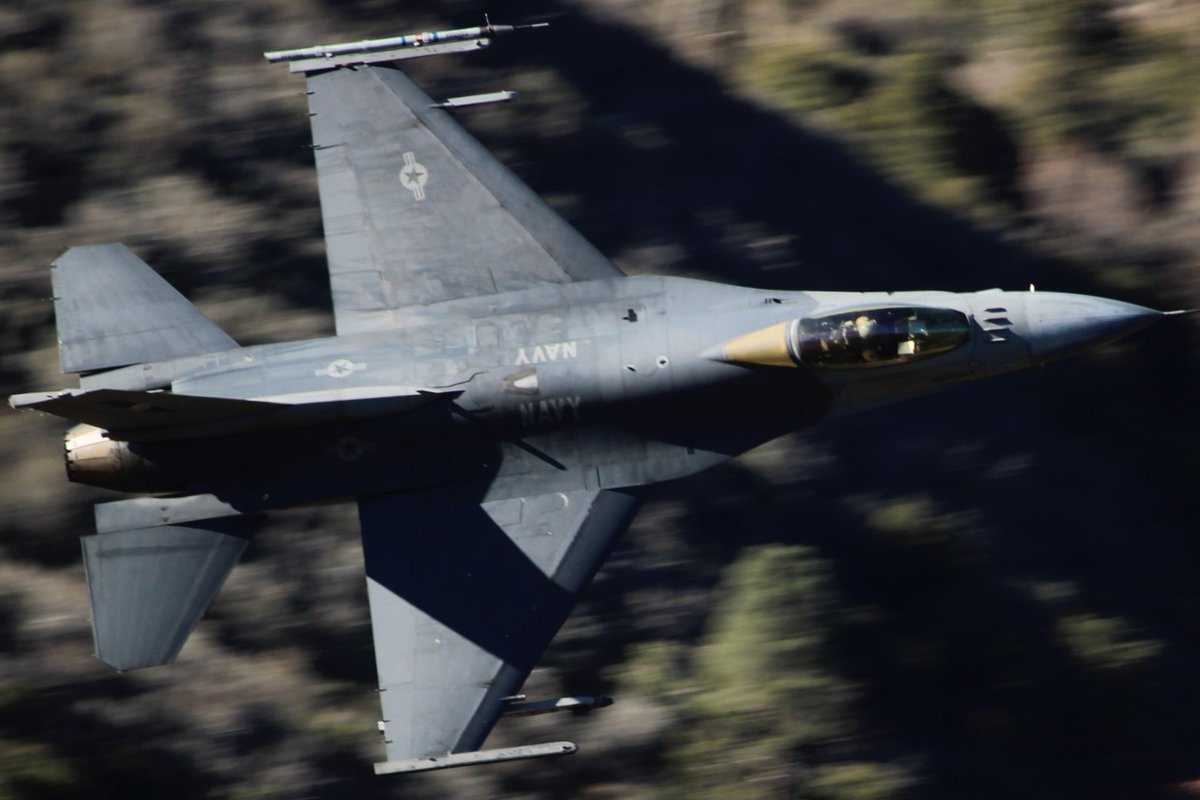 F-16C Block 25 (seguramente los últimos del bloque aún en servicio) oficiando de "Agressores" para la US Navy, visiblemente bien "agredidos" por las inclemencias del rol.