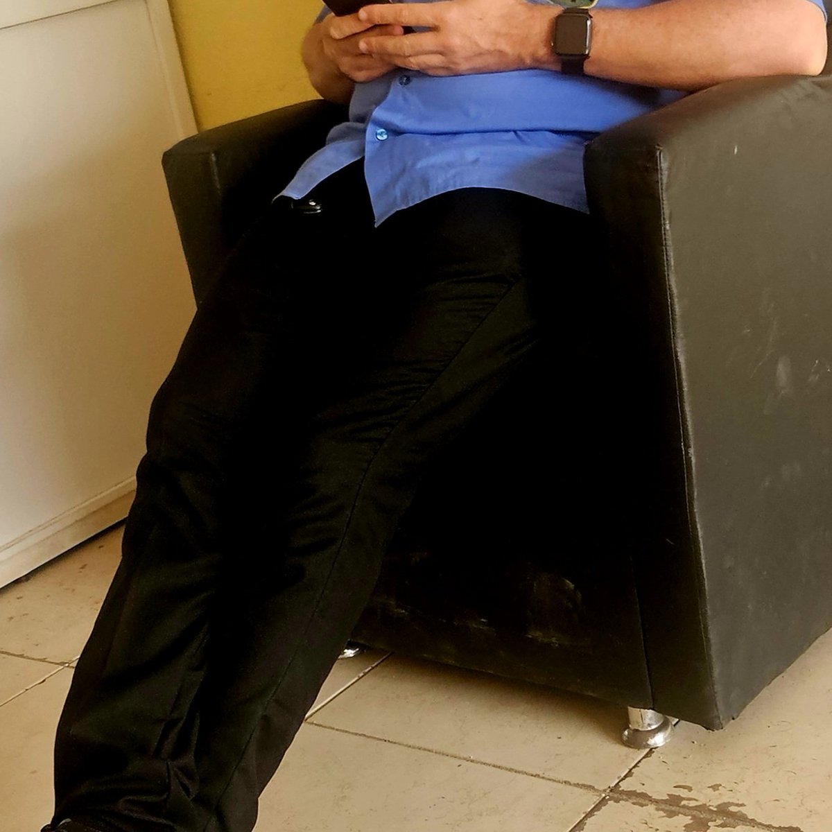 ENRICOBHZ's tweet photo. Adoro MACHO de perna cruzada.. o volume aparece. https://t.co/TE2gFM1S17