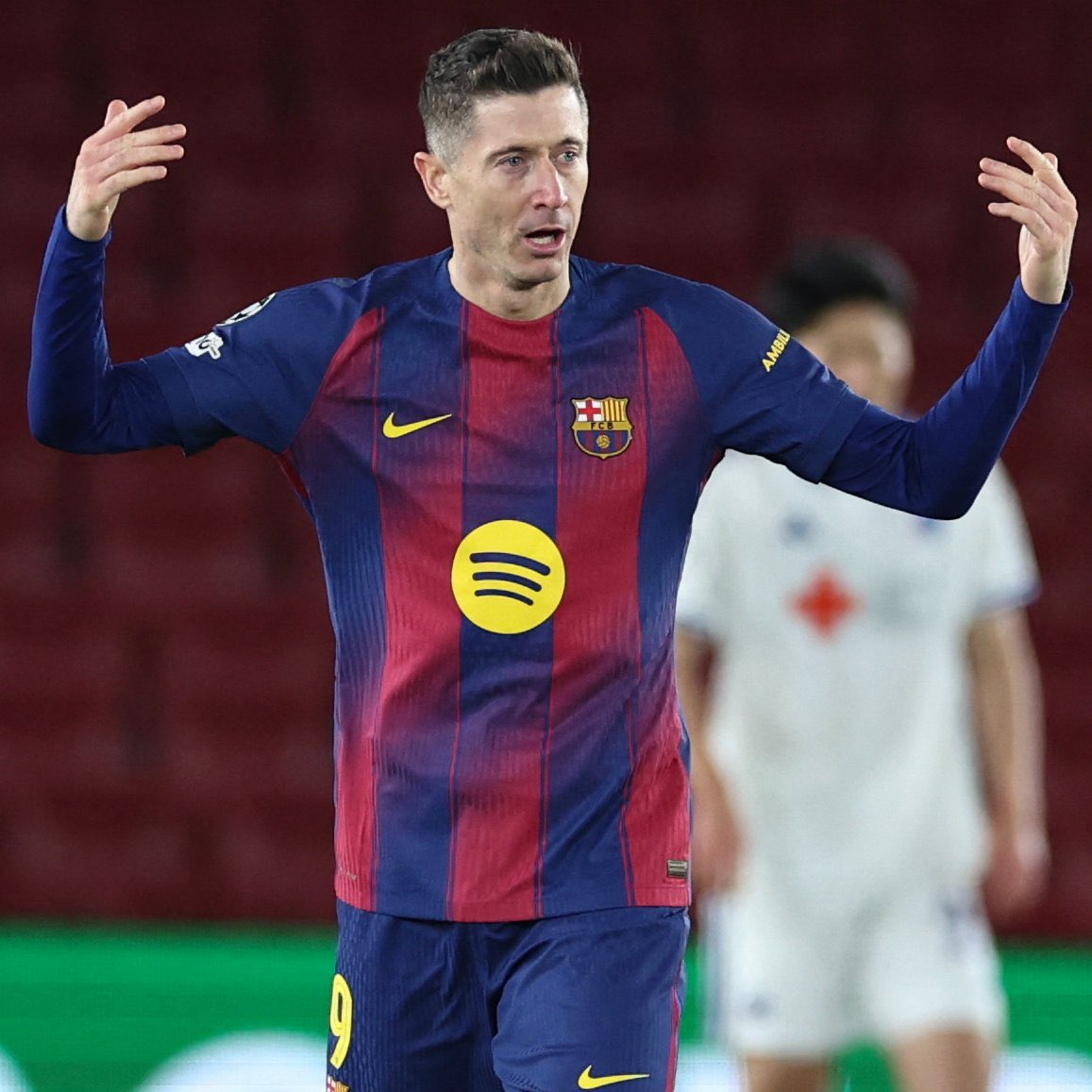BarcaUniversal's tweet photo. 🚨 BREAKING: Barcelona are open to offer Robert Lewandowski a 1-year renewal.

They are interested on a deal with reduced wages and under a secondary role. 

Talks with the player will begin soon. 

— @moillorens https://t.co/SxNIPWY88a
