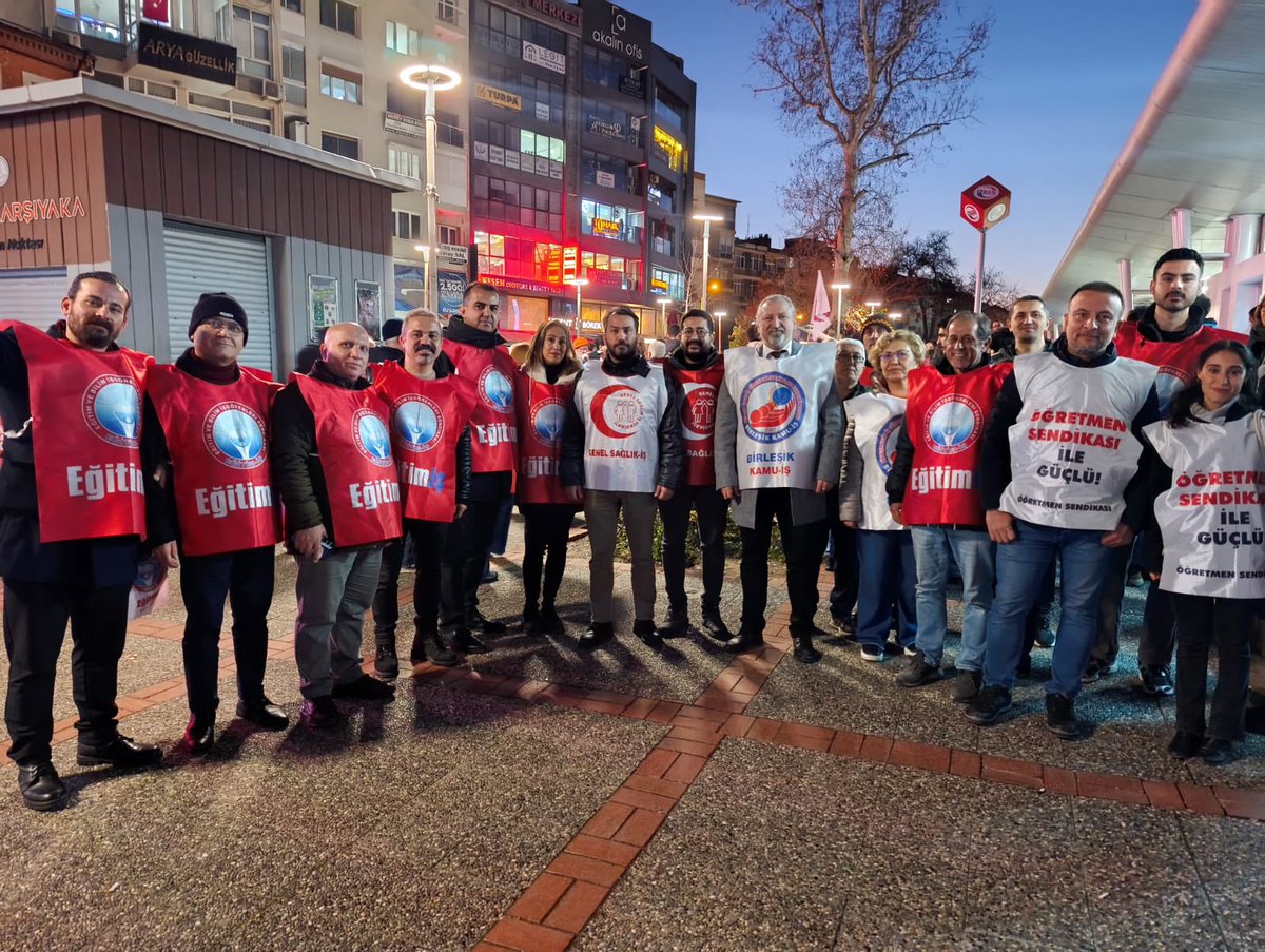 ogretmensendika's tweet photo. İzmir l İzmir Torbalı Migros depo işçilerinin %28'lik sefalet zammına karşı direnişine destek vermek için omuz omuzaydık. 

Migros depo işçilerinin haklı mücadelesinde yan yanayız. Çünkü depoda çalışan işçiyle sınıfta çalışan öğretmenin kaderi aynıdır. Düşük ücret, güvencesizlik, baskı, sendikasızlaştırma…

Migros işçilerinin yanında olmaya, direnişlerine ses olmaya devam edeceğiz. Yaşasın dayanışmamız!
@egitimicin1lik