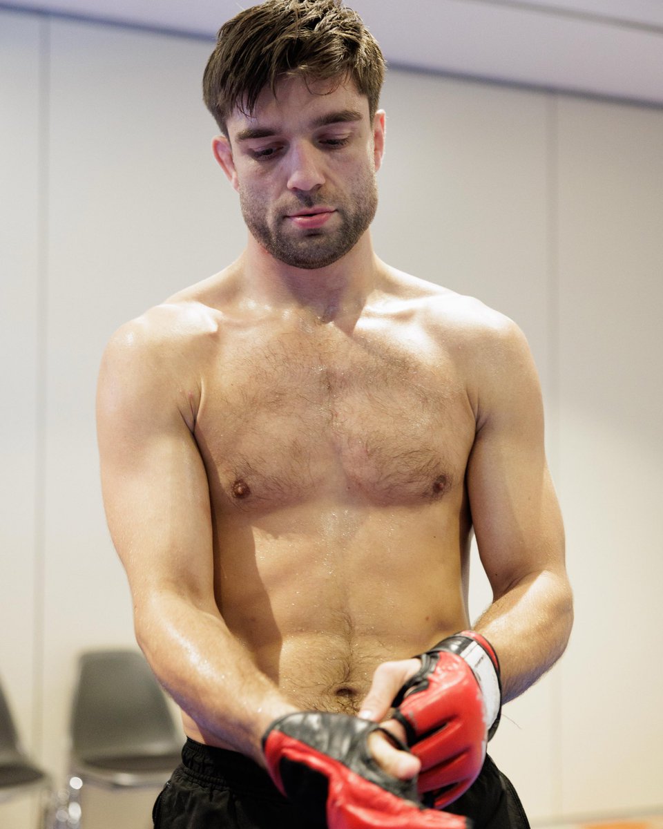 PFLMMA's tweet photo. 𝙎𝙃𝘼𝙍𝙋𝙀𝙉 𝙏𝙃𝙀 𝙏𝙊𝙊𝙇𝙎 𝘽𝙀𝙁𝙊𝙍𝙀 𝙁𝙄𝙂𝙃𝙏 𝙉𝙄𝙂𝙃𝙏 ⚔️

@AlfieRDavis leaving no stones unturned before Saturday’s PFL Lightweight World Title bout against Usman Nurmagomedov 

#RoadToDubai | Saturday, February 7th | Dubai, UAE | Prelims 9AM EST | Main Card 12PM EST | 📺Streaming on the ESPN App