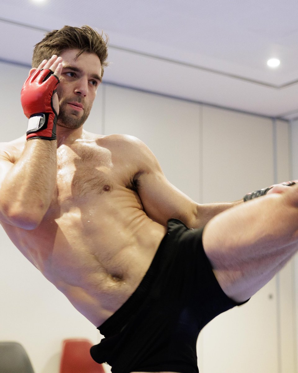 PFLMMA's tweet photo. 𝙎𝙃𝘼𝙍𝙋𝙀𝙉 𝙏𝙃𝙀 𝙏𝙊𝙊𝙇𝙎 𝘽𝙀𝙁𝙊𝙍𝙀 𝙁𝙄𝙂𝙃𝙏 𝙉𝙄𝙂𝙃𝙏 ⚔️

@AlfieRDavis leaving no stones unturned before Saturday’s PFL Lightweight World Title bout against Usman Nurmagomedov 

#RoadToDubai | Saturday, February 7th | Dubai, UAE | Prelims 9AM EST | Main Card 12PM EST | 📺Streaming on the ESPN App