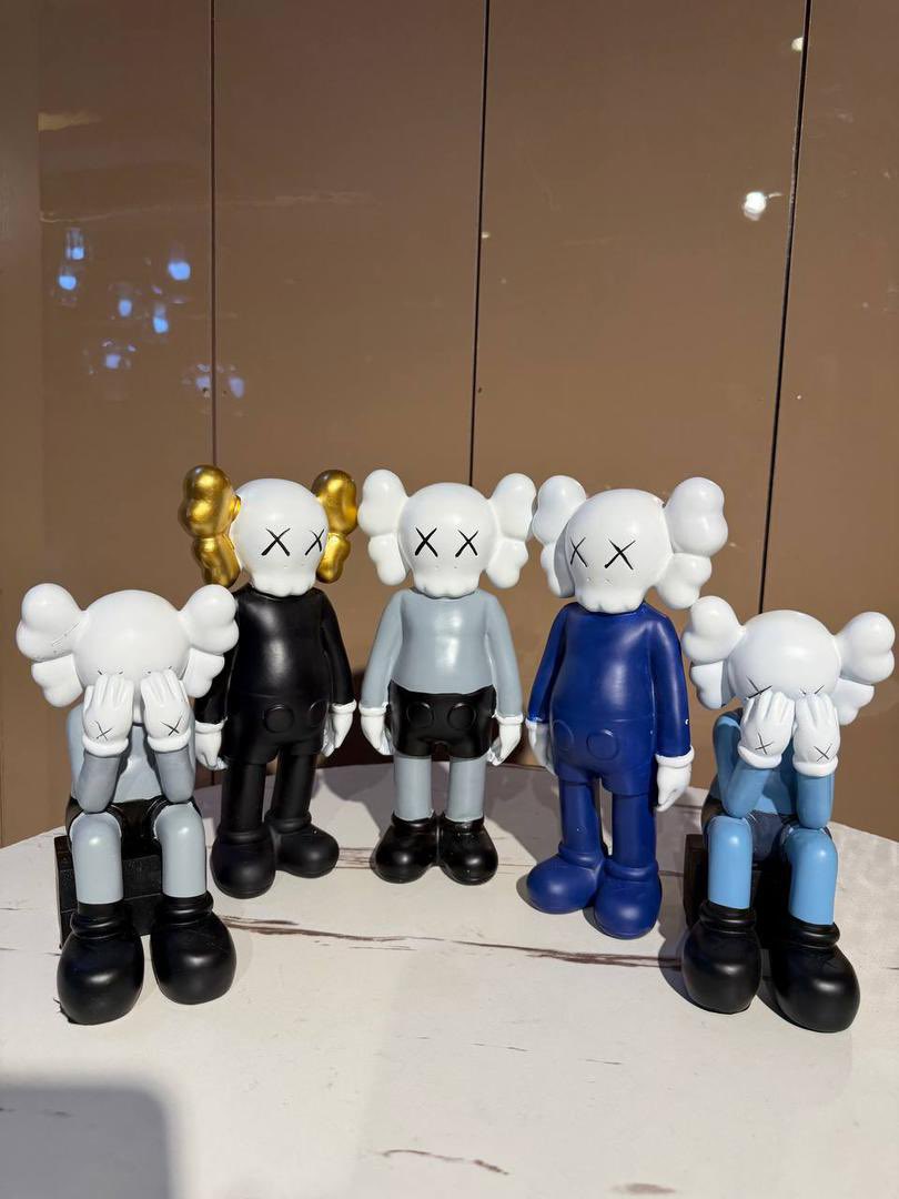 Big KAWS
Bold, modern and cool, fusion of street Art
Size ; Big size (well packaged)
Price: 46,000 naira Each
AVAILABLE in standing and sitting