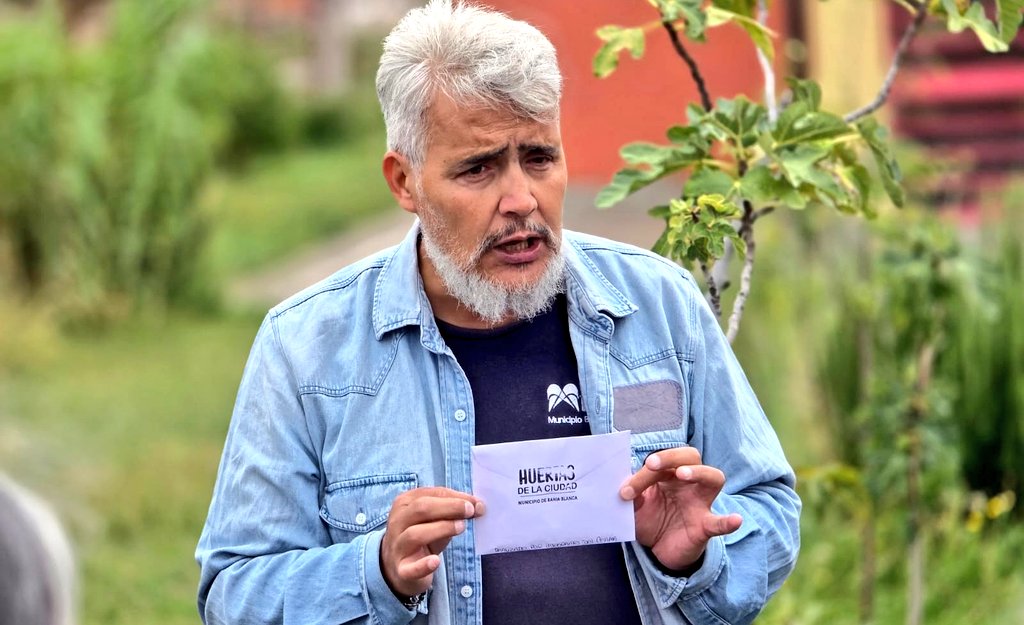 Hoy realizamos la primera entrega de semillas otoño/invierno a la comunidad de la #HuertaTaller de #VillaMuñiz🌱.

Habas y acelga🥬 fueron las especies elegidas, acompañadas por una capacitación sobre siembra y cuidados🌾📚.
Esta huerta forma parte del programa