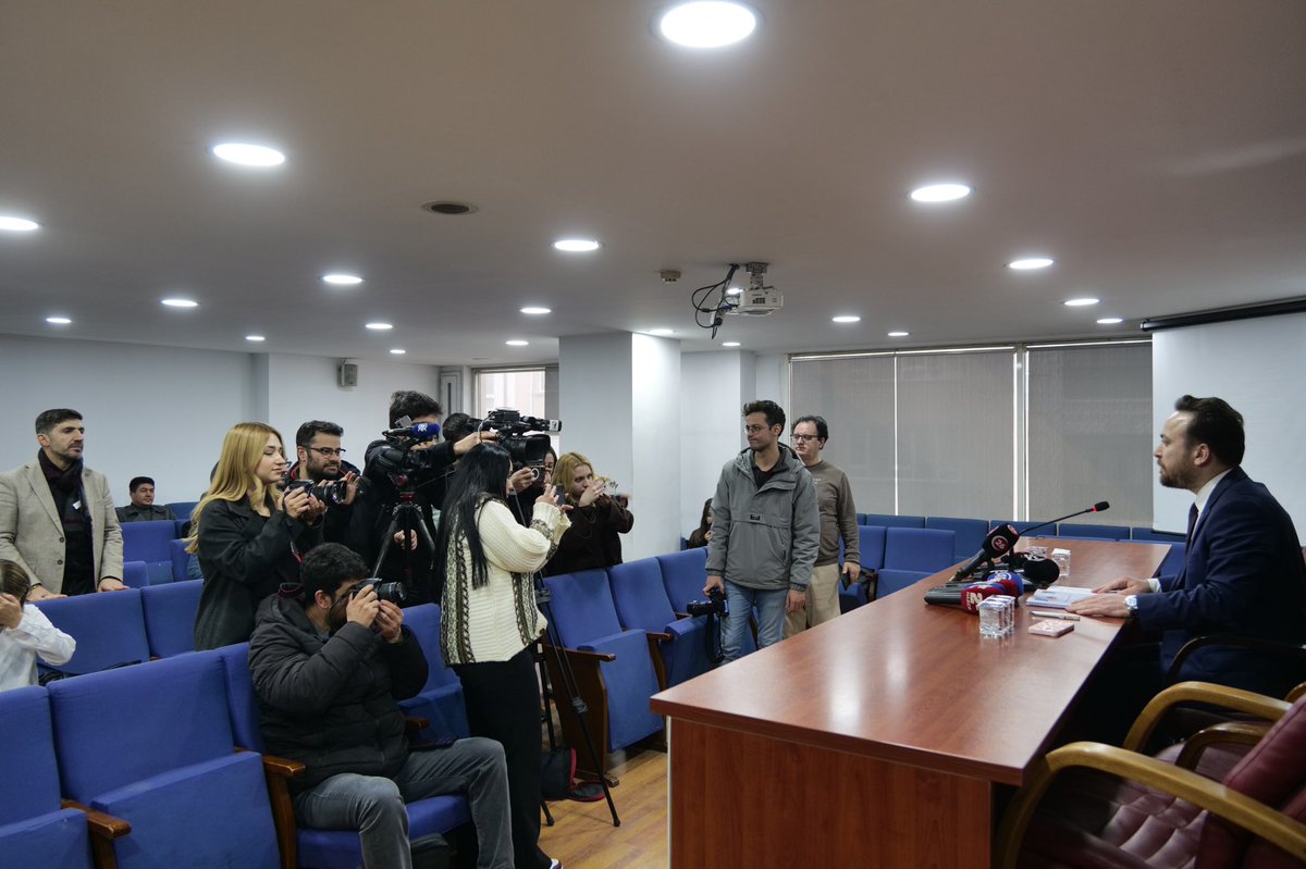 Sayıştay raporu konuştu.
Gerçekler artık gizlenemiyor.

Tepebaşı Belediyesinde;
seçim propagandasına usulsüz harcanan milyonlar,
ihalesiz alımlar,
fonların amacı dışında kullanımı
ve ciddi kamu zararları tespit edilmiştir.

Tepebaşı’nın her kuruşu milletindir ve hesabı