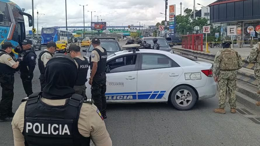 Vector_ecu's tweet photo. #URGENTE Alerta en el norte de Guayaquil por una camioneta con presunto explosivo frente a la terminal terrestre. La Policía y militares acordonaron la av. Benjamín Rosales, cerraron carriles y se registra fuerte congestión desde la bajada del Puente de la Unidad Nacional.

#Noticia