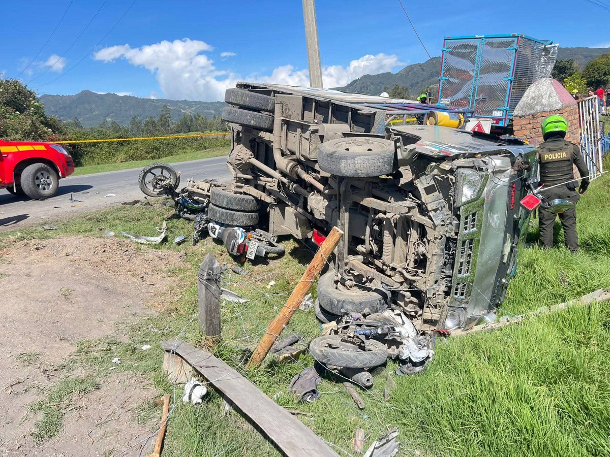 CaracolRadioTun's tweet photo. #Atención | Fuerte accidente en Simijaca (Cundinamarca), en la vía #Simijaca–#Chiquinquirá, la mañana de este jueves 5 de febrero de 2025. El choque involucró dos camiones de carga y cuatro motocicletas.
Extraoficialmente se reportan 3 personas fallecidas. https://t.co/3rWZ5R9s4a