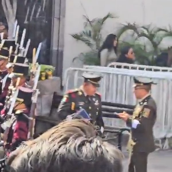 GildoGarzaMx's tweet photo. #México | Así permanecen las calles aledañas al Teatro de la República, donde en unos minutos @Claudiashein encabezará la ceremonia por el 109 aniversario de la Constitución de 1917 en #Querétaro
No se ve a ninguna autoridad estatal “prohibiendo accesos”: el control del perímetro y los cierres están a cargo del Estado Mayor y la logística federal.