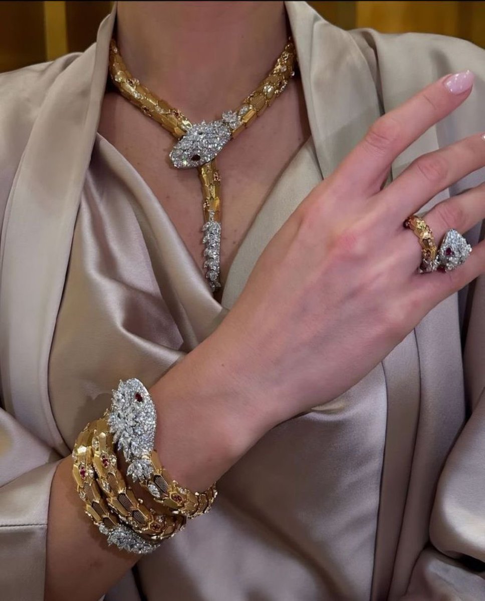 1leio's tweet photo. BVLGARI https://t.co/oeB6uyIYfj