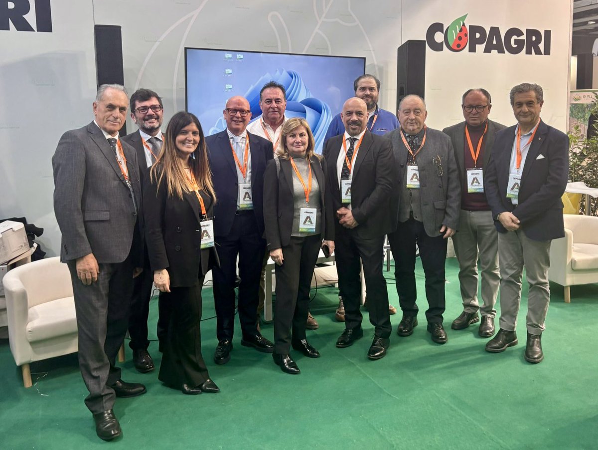 Copagri's tweet photo. #Fieragricola: nello spazio #Copagri seconda giornata all’insegna delle peculiarità del territorio.

@TBattistat, spazio al comparto #avicolo e alle eccellenze della #Lessinia.

https://t.co/yEwRJ527mb https://t.co/pbdqH9nvpG