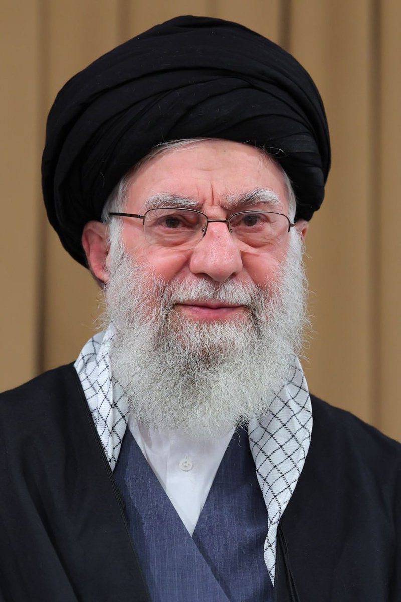 قال الإمام الكاظم علیه السلام: «ثلاثةُ أشياءٍ تُنيرُ العین وتُبهجُها: النظرُ إلى الخُضرة، والنظرُ إلى الماءِ الجاري، والنظرُ إلى الوجهِ الجمیل». 🤌

فانظروا ما استطعتم إلى صورةِ سيّدِنا، وخذوا من نورِه ما يملأُ قلوبَكم نورًا وطمأنینةً🥰

#مع_إيران_حتى_النصر
#سارة_الودعاني