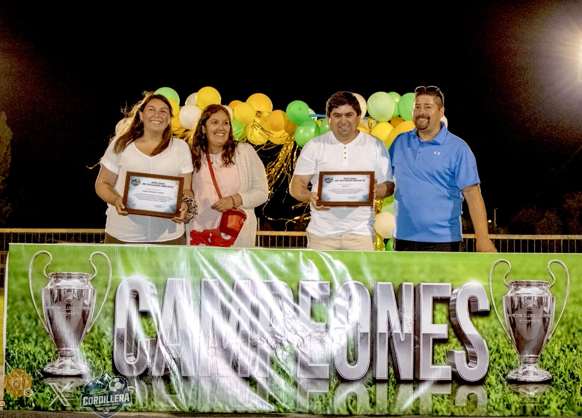 Durante el cierre del Campeonato de Fútbol 2025, los clubes de la Asociación Cordillera de Tcuapel entregaron un reconocimiento a Agrícola #Coexca S.A., representada por Karen Hernández y Rienzi Catalán, por su constante apoyo al deporte y a organizaciones deportivas de la comuna