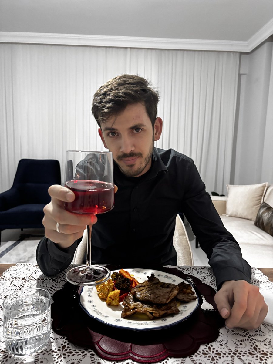 derdereder's tweet photo. Kocişin doğum günüydü pasta yerine yarım kilo antrikot aldık sardııı
İyi ki doğdun bal kocişim seni çok seviyorum ♥️ https://t.co/b3221GkKXP