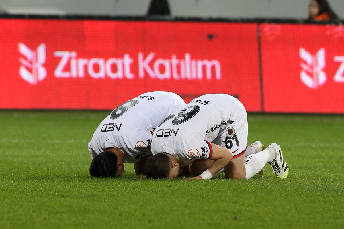 Ensarkemaloglu's tweet photo. 9 ay sonra ilk maçımda sahalara golle dönüş yapmayı nasip eden Allah'a hamdolsun. Bu zorlu süreçte herzaman yanımda olan başta canım Ailem olmak üzere, @kirmizikara aileme, kulüp doktorlarımız Gürhan Dönmez, Ateş Şendil ve Egemen Turhana, birlikte en yoğun mesaiyi harcadığım fizyoterapist abilerim ve kardeşlerime. Son olarak büyük Gençlerbirliği taraftarlarına ve dualarını eksik etmeyen herkese çok teşekkür ederim. ("Şüphesiz her zorlukla beraber bir kolaylık vardır" İnşirah-5).