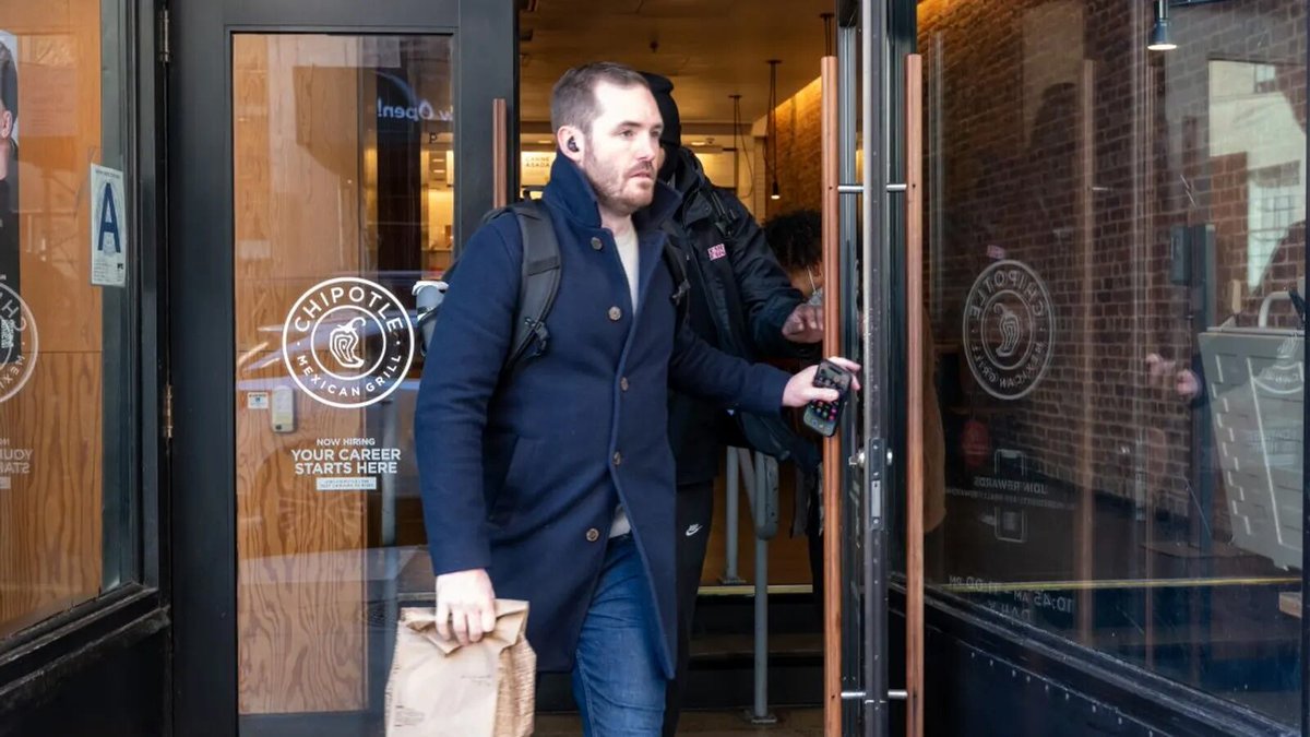 KiarMedia's tweet photo. Chipotle teases robust marketing plan amid search for ‘unicorn’ CMO https://t.co/wouaAtSkxO https://t.co/zdhUBsewkE