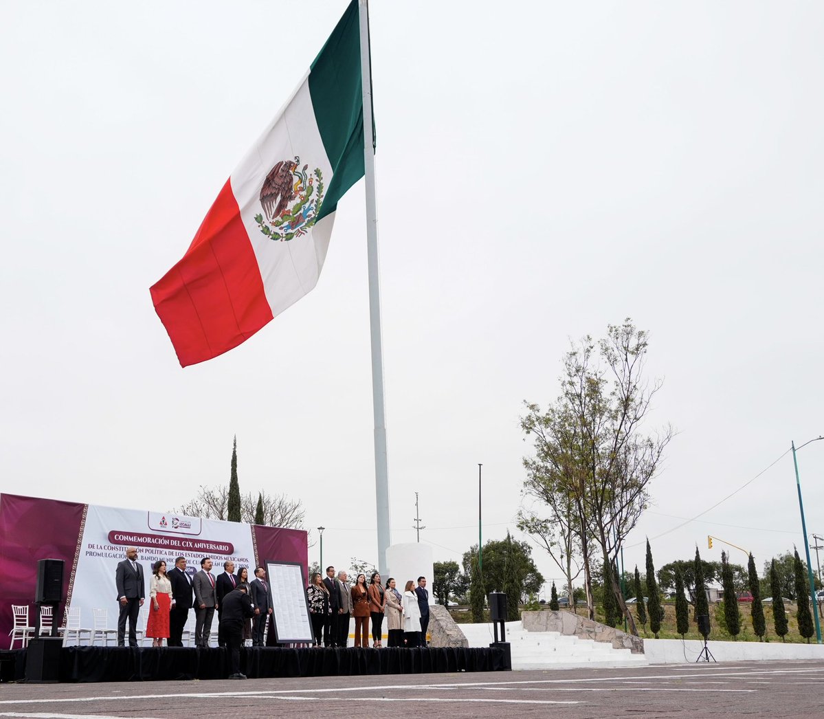 daniel_ser's tweet image. En el marco del 109 aniversario de la Constitución Política de los Estados Unidos Mexicanos, llevamos a cabo la promulgación del Bando Municipal de Cuautitlán Izcalli 2026. 🗣️🇲🇽

Junto al cuerpo edilicio, rendimos honores a nuestra bandera y presentamos este documento que rige la…