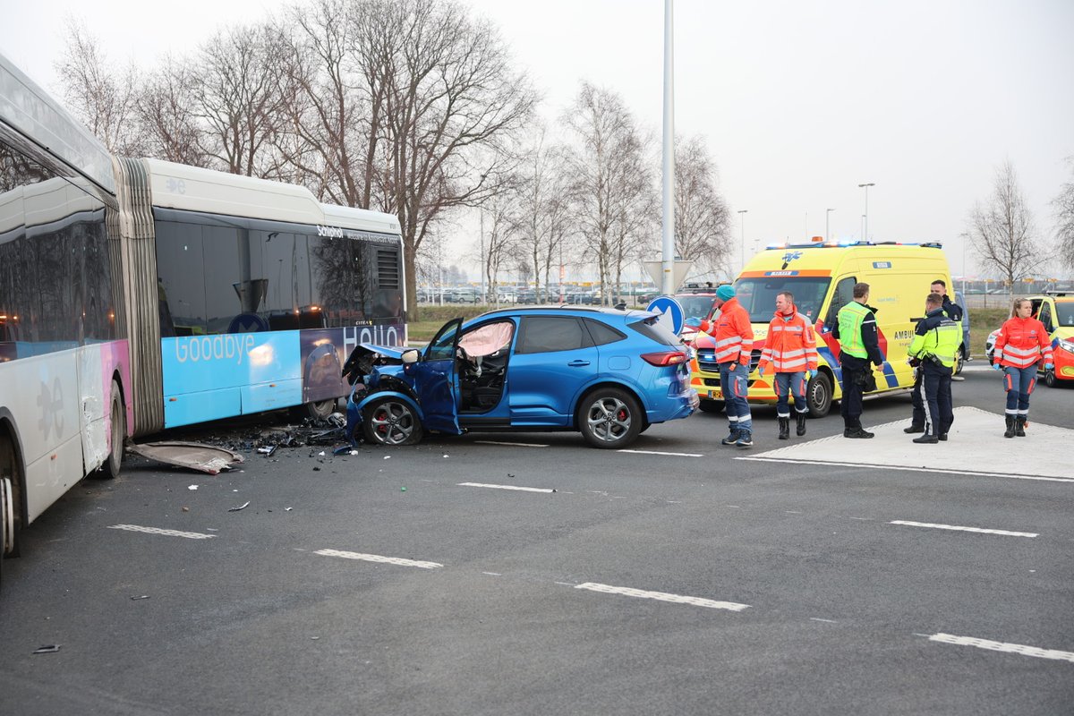 Auto botst tegen bus bij Schiphol, bestuurder ernstig gewond
