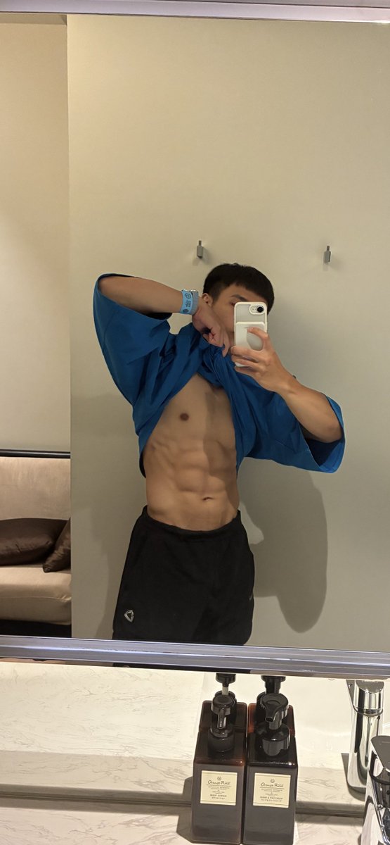 Cheng__Ennnnn's tweet photo. 腹肌是硬的  其他的要自己想🫢😈
#腹肌 #肌肉 #線條 #自拍 https://t.co/zeFaEEm0ht