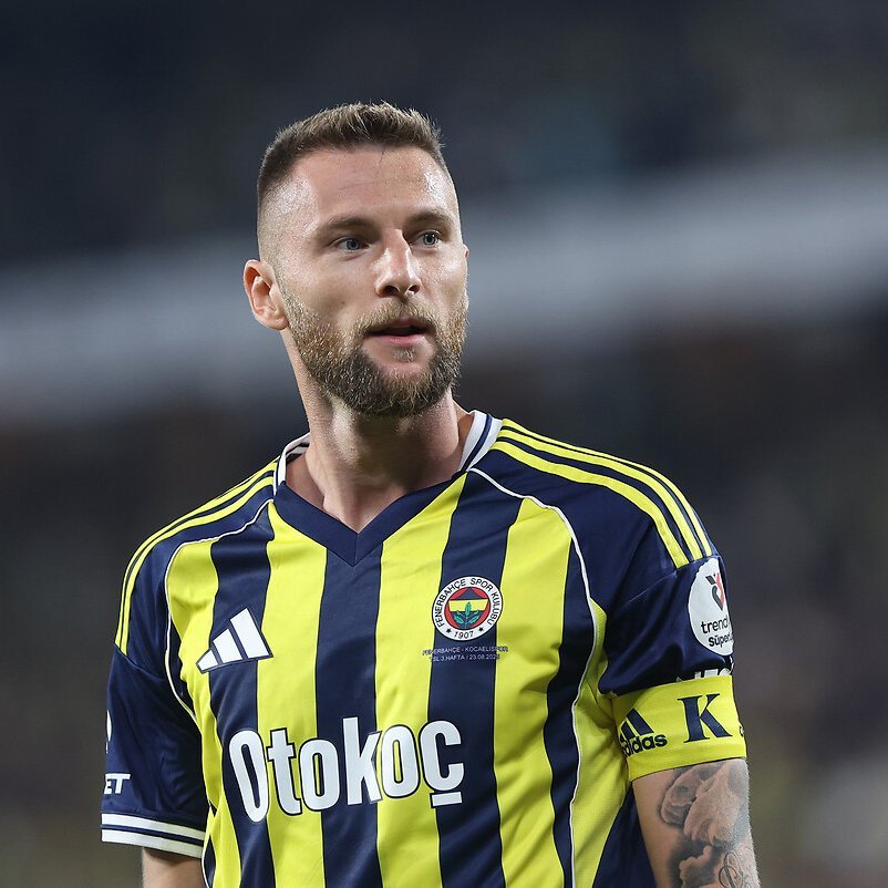 PFDK Asllani ile Skriniar'a 2 maç ceza vermiş

Asllani'nin taraftarlara yrranı gösteren  adamla aynı cezayı alması çıldırtıyor amk