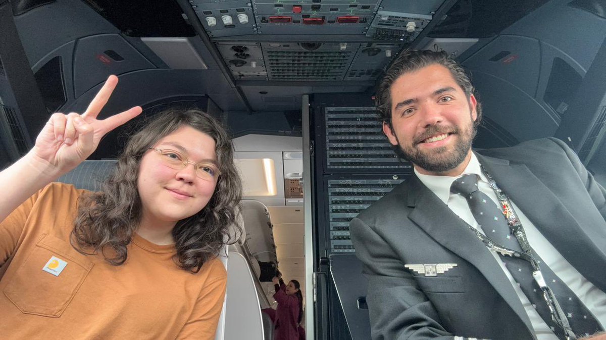 fridachshund's tweet photo. ¿Cuáles son las probabilidades de que el piloto del vuelo en el que vas sea un amigo? ¿Una en un millón?  

Hoy a mí me sucedió: https://t.co/haJHZ0wTwS