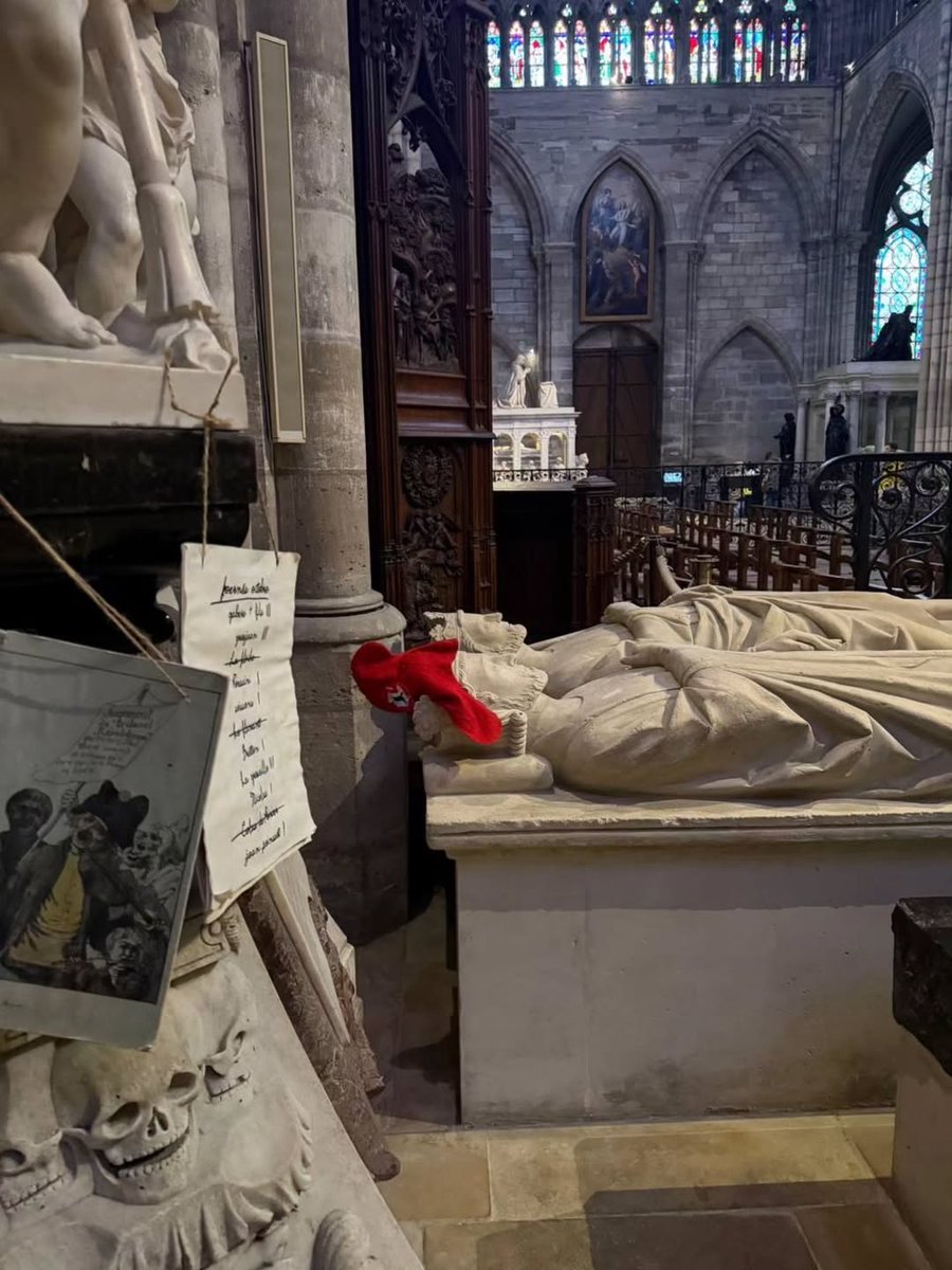 🚨⚜️ 𝗔𝗟𝗘𝗥𝗧𝗘 𝗜𝗡𝗙𝗢 — À la basilique royale de Saint-Denis, à Paris, le tombeau de Charles Martel a été BLASPHÉMÉ.

Un militant du groupe « Le Cercle d’action légitimiste » a été témoin d’une SORTIE SCOLAIRE consacrée à la Révolution de 1789 à l’intérieur de l’édifice.