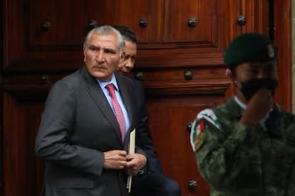 LuisCardenasMx's tweet photo. 🧨 PRESIÓN DESDE WASHINGTON SACUDE AL OBRADORISMO

El periodista @rivapa_oficial advierte que el obradorismo enfrenta un escenario crítico ante investigaciones abiertas en Estados Unidos y una pérdida progresiva de respaldo político en Palacio Nacional.

Uno de los casos más visibles es el del senador Adán Augusto López Hernández, cuya salida de la coordinación de Morena en el Senado ocurre en medio de señalamientos provenientes de Washington. Aunque dejó el cargo, mantiene el fuero, lo que refleja —según el análisis— una decisión política calculada, pero insuficiente frente a la presión estadounidense. 

Riva Palacio sostiene que estos movimientos exhiben la reducción del margen de maniobra de la presidenta Claudia Sheinbaum, obligada a enviar señales de cooperación a Estados Unidos sin romper con el núcleo duro del obradorismo. Las tensiones internas aumentan y el costo político comienza a hacerse visible.

✍️ Crédito: Raymundo Riva Palacio
