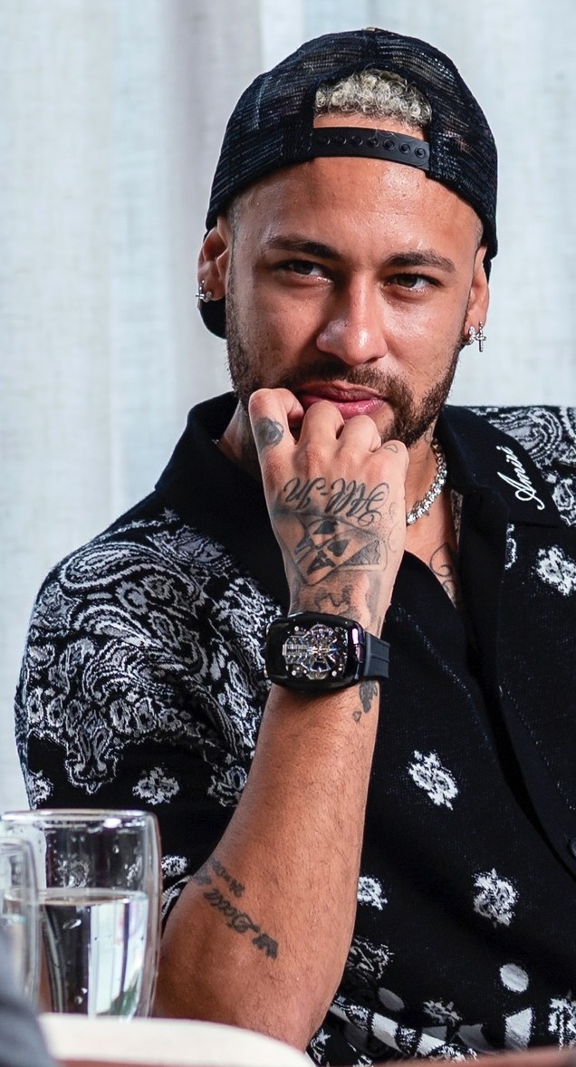 3.4 e continuo me referindo a você como menino, pq quando comecei a te acompanhar, você era isso mesmo, um menino magrelo, que encantava com seu talento e sua alegria.
Meu amor, a você peço apenas que nunca mude, seja exatamente como sempre foi. O menino da vila PARABÉNS! TE ❤️