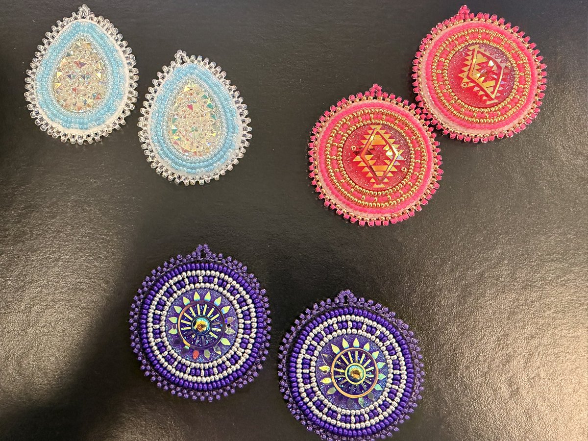 nerdyaunty92's tweet photo. So proud of how these turned out 🥰
#beading #beadwork #nativebeading https://t.co/EzLfdldFT1