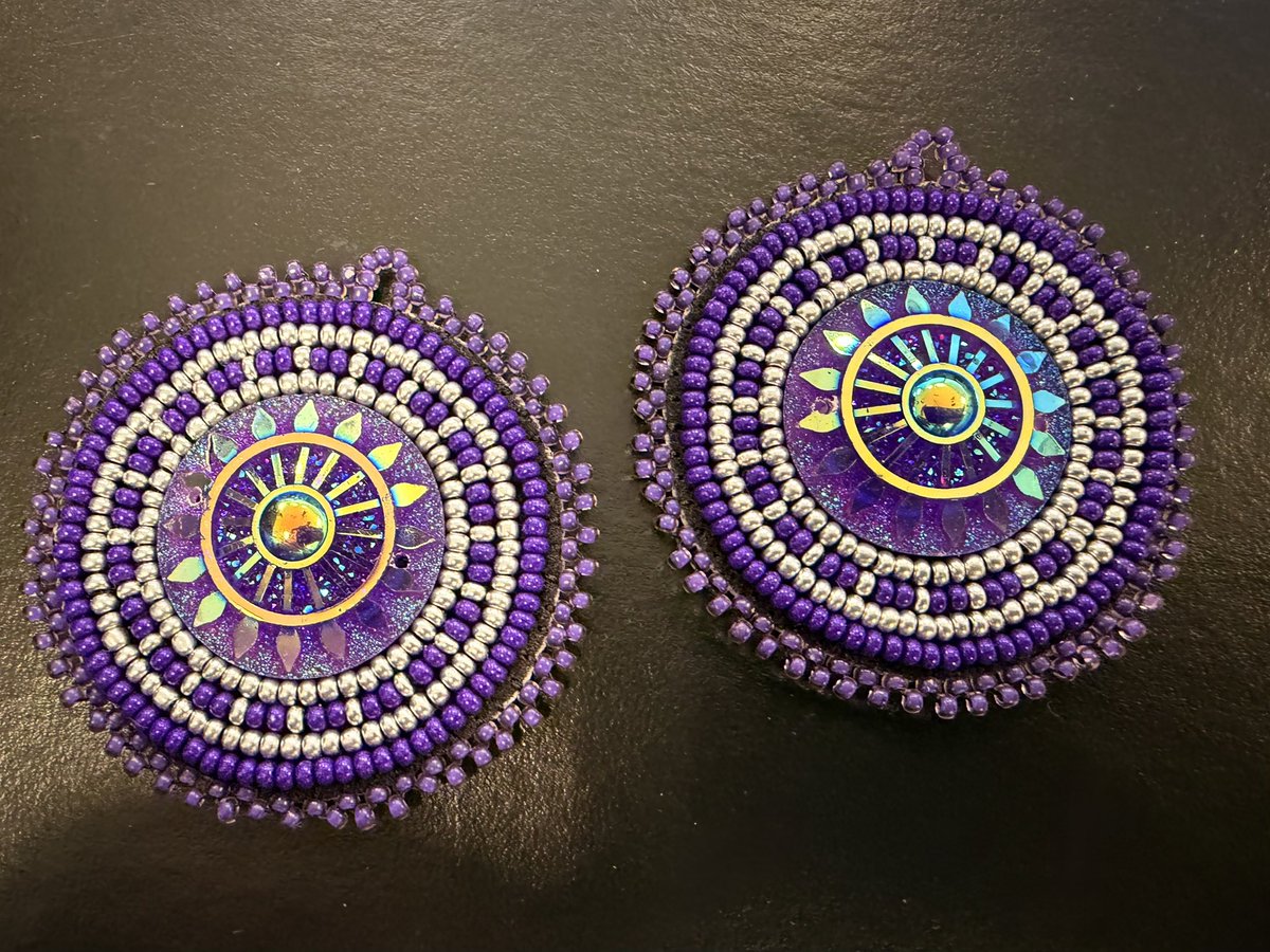 nerdyaunty92's tweet photo. So proud of how these turned out 🥰
#beading #beadwork #nativebeading https://t.co/EzLfdldFT1
