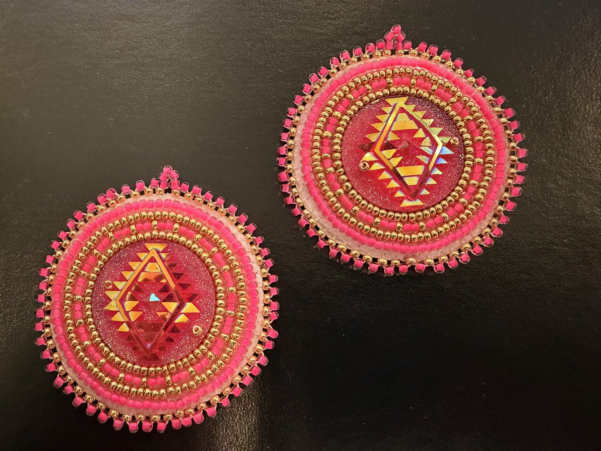 nerdyaunty92's tweet photo. So proud of how these turned out 🥰
#beading #beadwork #nativebeading https://t.co/EzLfdldFT1