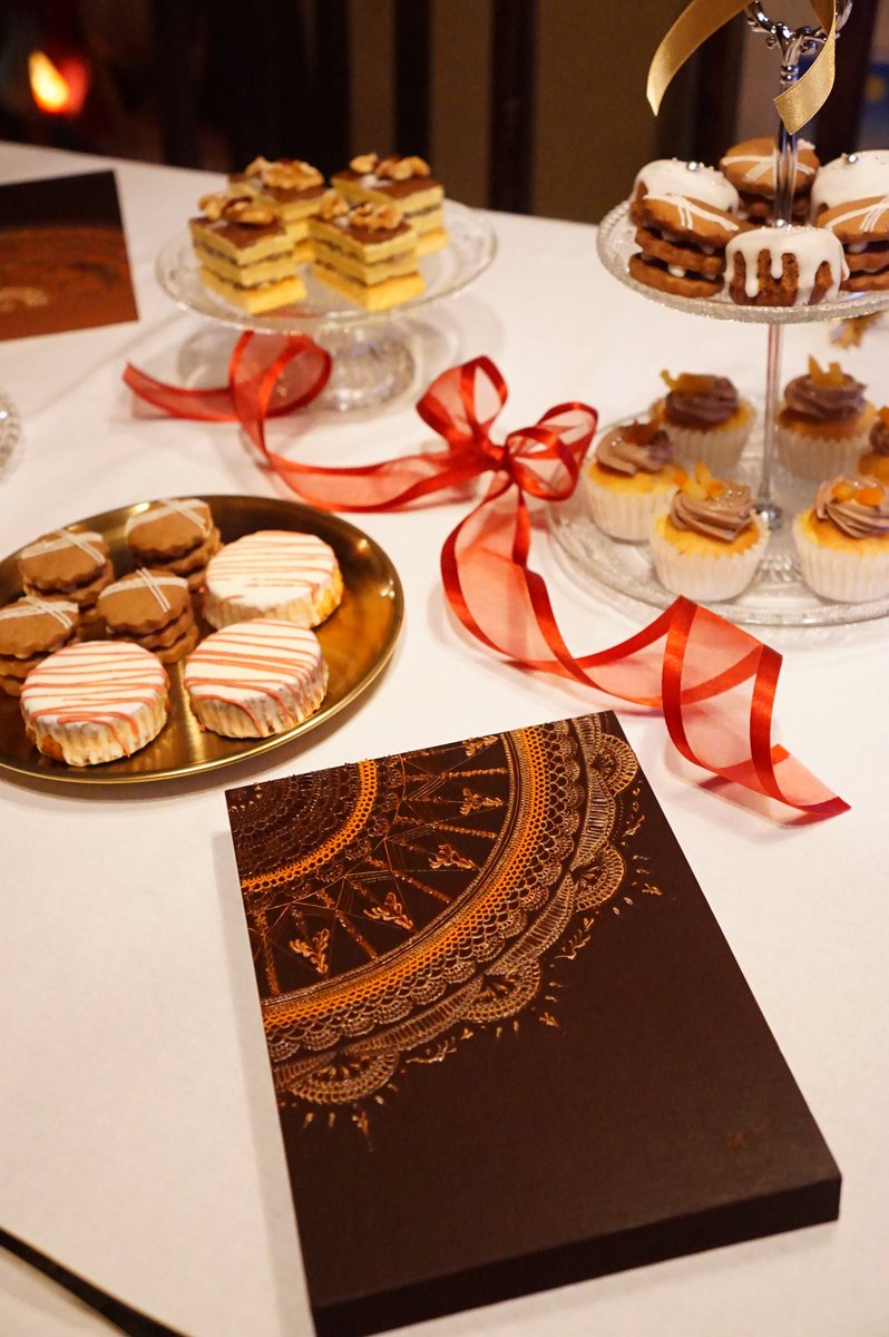 uco_chocolat's tweet photo. CHOCOLOVE 3
チョコレート愛を込めて💝
お菓子に目が行きそうですがアクリル作品は2階の方が細かいんです！！ https://t.co/TCG5IZzHl8