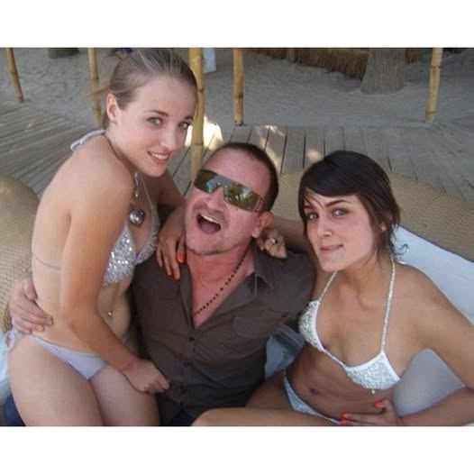 Come cascano idoli!!!Cantante di U2,Bono,stato accusato di aver abusato della bambina di 10 anni e di bambino di 12 anni, durante una visita filantropica in Africa con Jeffrey EPSTEIN nel 2002.Nei registri di volo di Epstein spesso nominato con il nome originale Paul David Hewson