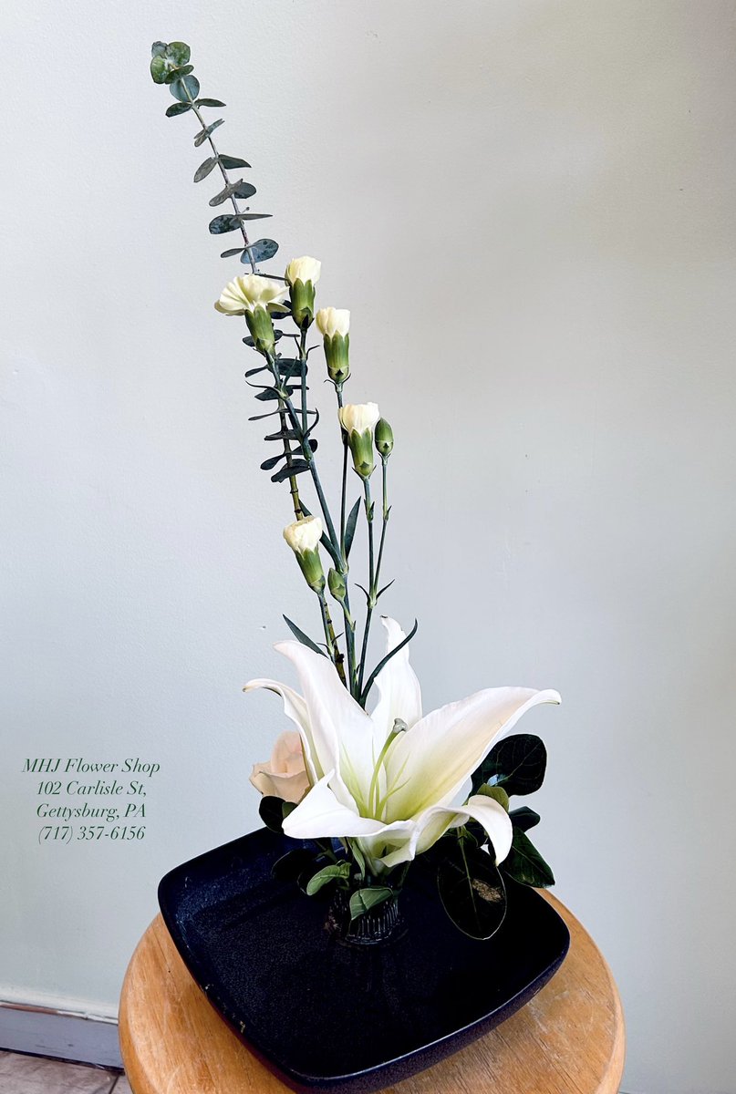 MHJGardenDesign's tweet image. I've really been enjoying creating these artistic #floraldesigns lately. 🤍

#eucalyptus #minimalistdesign