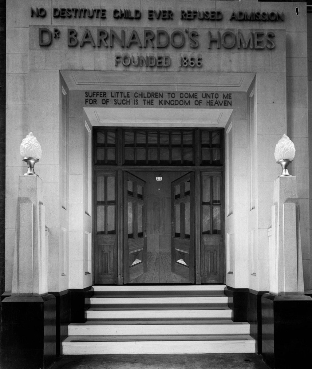 Barnardo’s; yoksul ya da “uygunsuz aile” diye damgaladığı Roman/Gezgin ailelerden çocuklarını ya ailelerin rızası olmadan ya çalarak ya da zorla alarak; başta Kanada, Avustralya ve Güney Afrika olmak üzere başka ülkelere taşıdı. Bu soykırım kurumunun amacı belliydi:+++