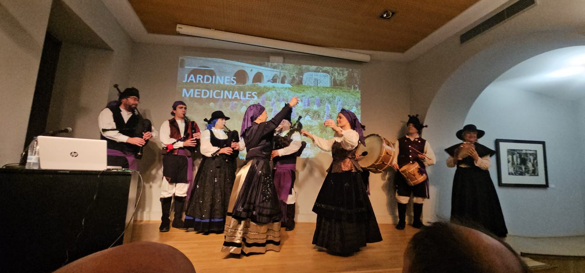 CaminoComp90636's tweet photo. Ciclo de conferencias del Camino de Santiago Complutense, con la actuación del grupo Vagalume.  La conferencia «Jardines medicinales en el Camino de Santiago Complutense», fue impartida por Manuela Plasencia Cano, licenciada en Farmacia y profesora asociada de la UAH. https://t.co/3qiflAOzFT