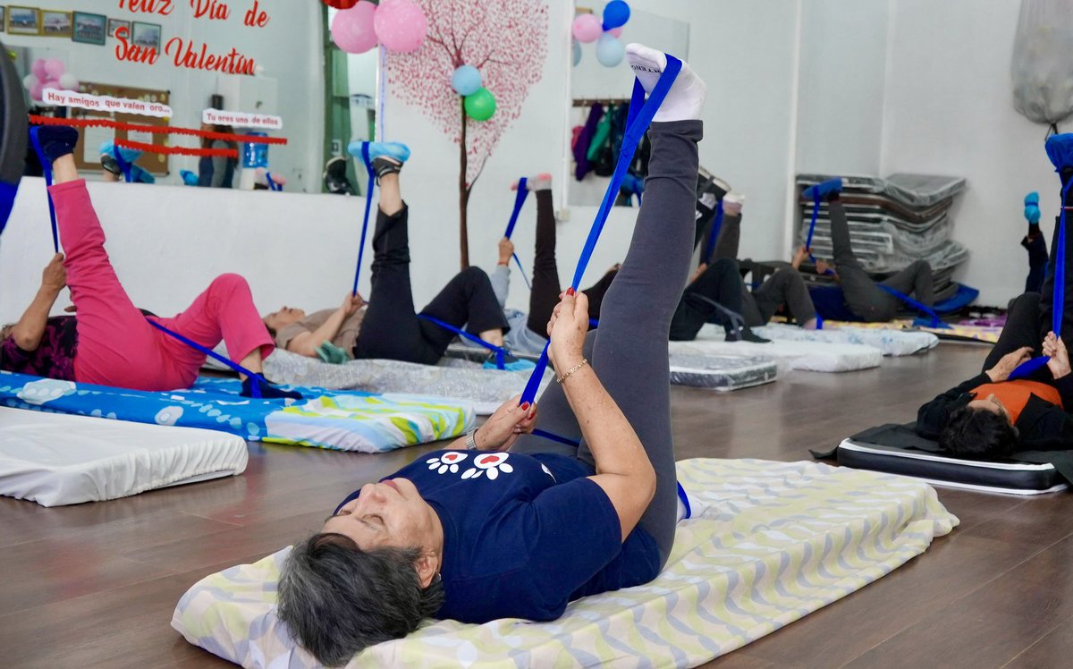 En #Azuay, el Centro de Atención al Adulto Mayor cuenta con 4034 𝐢𝐧𝐬𝐜𝐫𝐢𝐭𝐨𝐬 𝐚𝐜𝐭𝐢𝐯𝐨𝐬 en los diferentes talleres. 🎨🎭

Mediante actividades físicas, sociales y psicológicas, promovemos su salud e independencia. 👩🏼‍🦳👨🏼‍🦳