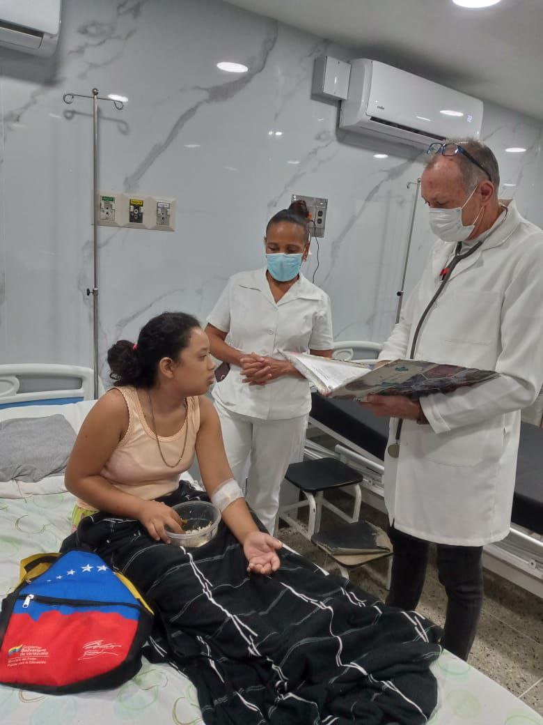 MatosLeira959's tweet photo. #Cubaporlavida
#CatedradeHistoriadelEstadoLara
"La medicina es el lenguaje de la esperanza, y nuestros galenos la practican con el corazón".Son héroes que curan cuerpos y consuelan almas.
#bmcvenlara
#CubaMinsap https://t.co/87DDgb7yk9