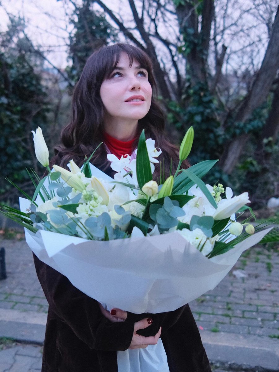 #SerkanÇayoğlu, eşi #ÖzgeGürel'in doğum gününü bu paylaşımıyla kutladı: "İyi ki doğdun karıcım, sen gül diye her şey."