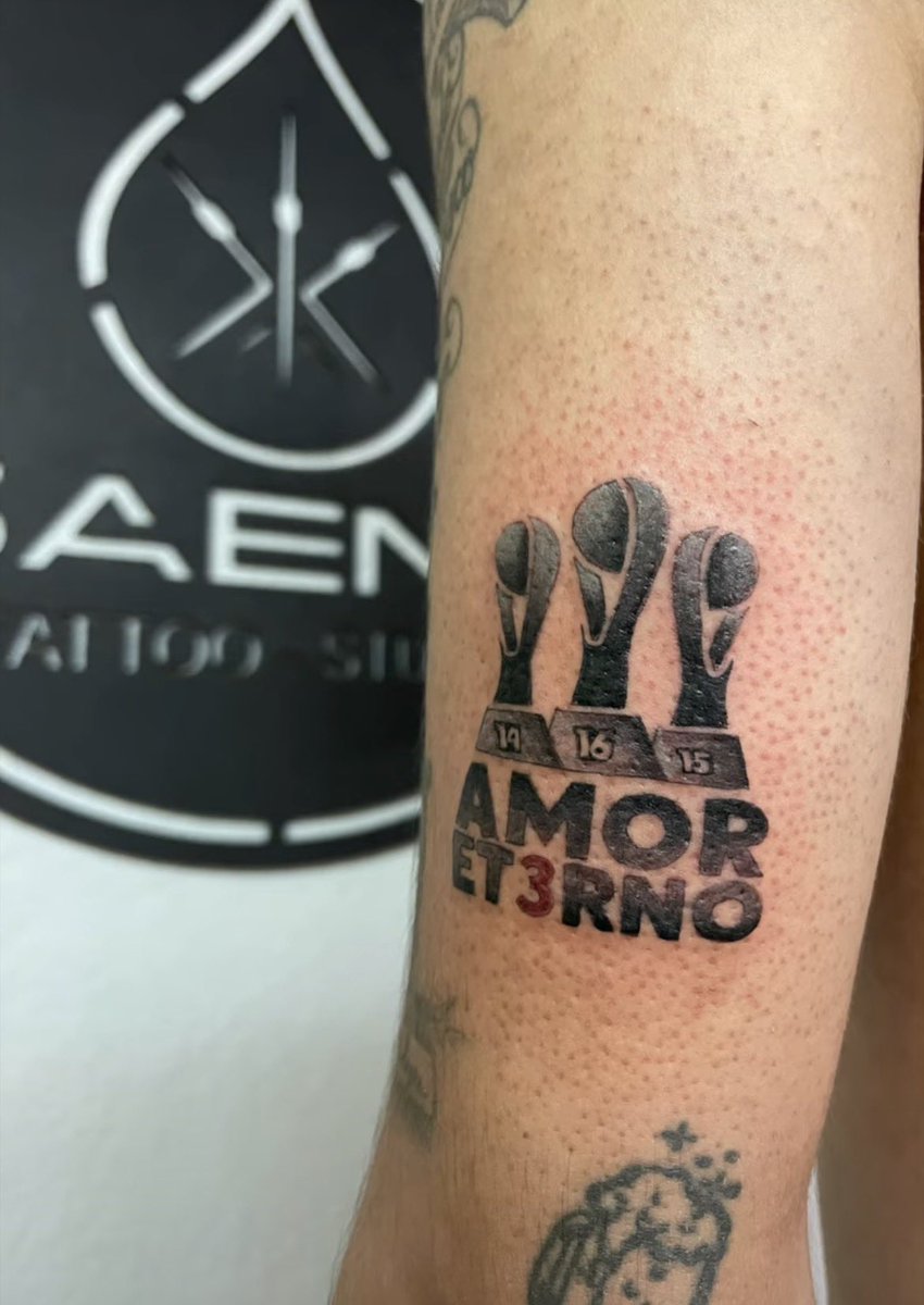 vital_levv's tweet photo. @Alvaro10fidalgo @RealBetis Hace unos meses me prometí tatuarme por la hazaña del tricampeonato. Hay jugadores que marcan una época… y para mí, es Fidalgo. Guardo un espacio en mi piel para su firma. Mi sueño era verlo vs Pachuca, pero el destino decidió otra cosa. https://t.co/krB7Gvg1zk