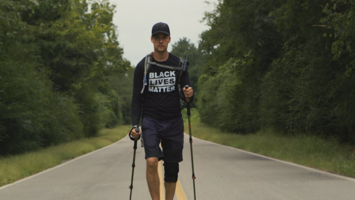 WHITE MAN WALKING: One t-shirt, 1500 miles, and a nation on edge.

Review by <a href="/RomeyNorton/">Romey Norton</a> 

insessionfilm.com/movie-review-w…
