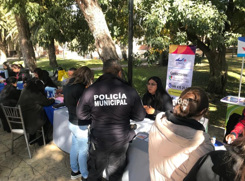 CDHEC's tweet photo. #BrigadasCDHEC El pasado 28 de enero, personal de la Unidad de Capacitación participó en un módulo informativo durante la brigada “Mejora la Juventud” evento en el que se participó atendiendo a la invitación de ICOJUVE.

1/2 https://t.co/rTjB20xK1A