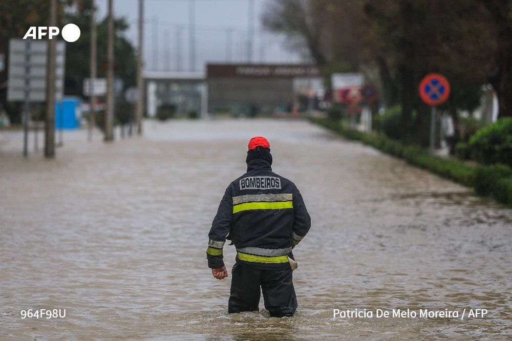 Des pluies exceptionnelles drainées par la dépression Leonardo se sont déversées sur la péninsule ibérique, entraînant des milliers d'évacuations en Espagne et au Portugal, où le candidat d'extrême droite a demandé le report du second tour de la présidentielle. 
➡️