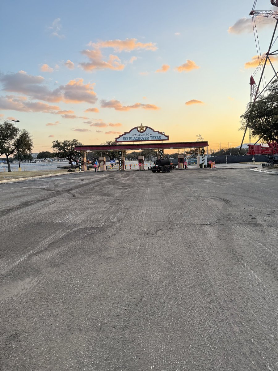 AmusementSource's tweet photo. Wondering what is behind @sixflagsovertexas’ short hiatus? Monumental upgrades are in progress, including a six lanes repave, an entry plaza refresh &amp; more Tormenta Rampaging Run construction!

📸 Jeffrey S

#SFOT2026 #SixFlagsOverTexas #SFOTSource #AmusementSource #ThemePark https://t.co/kYHRpaC0yu