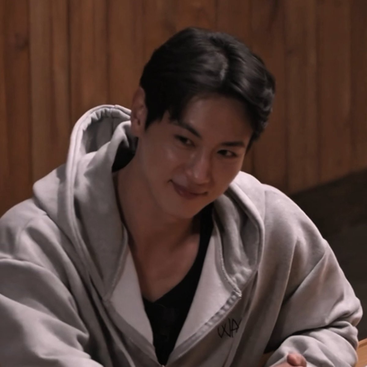 ตลกซีนนี้มาก อีกอนฮีนั่งมองซองมินด้วยสายตาต่อยได้ต่อย
 พอฮีหันไปหาโกอึน ฮียิ้มหวานนี้ให้โกอึน  โครตจะน่ารัก😆☺️  #SinglesInferno5