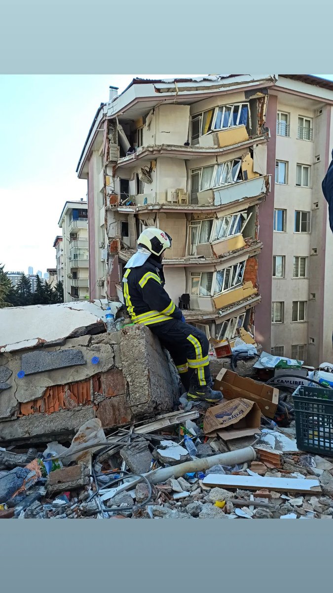 SvktDesdioglu's tweet photo. O gün enkazın başındaydık
soğuğun kemiğe işlediği sessizliğin çığlık kadar ağır olduğu bir yerde her taşın altında bir hayat ihtimali her sessizlikte bir vedanın ağırlığı vardı. Ellerimizle değil yüreğimizle kazdık enkazı Allah bir daha böyle bir acı yaşatmasın.#6subat2023 https://t.co/1FIWh4mDHf